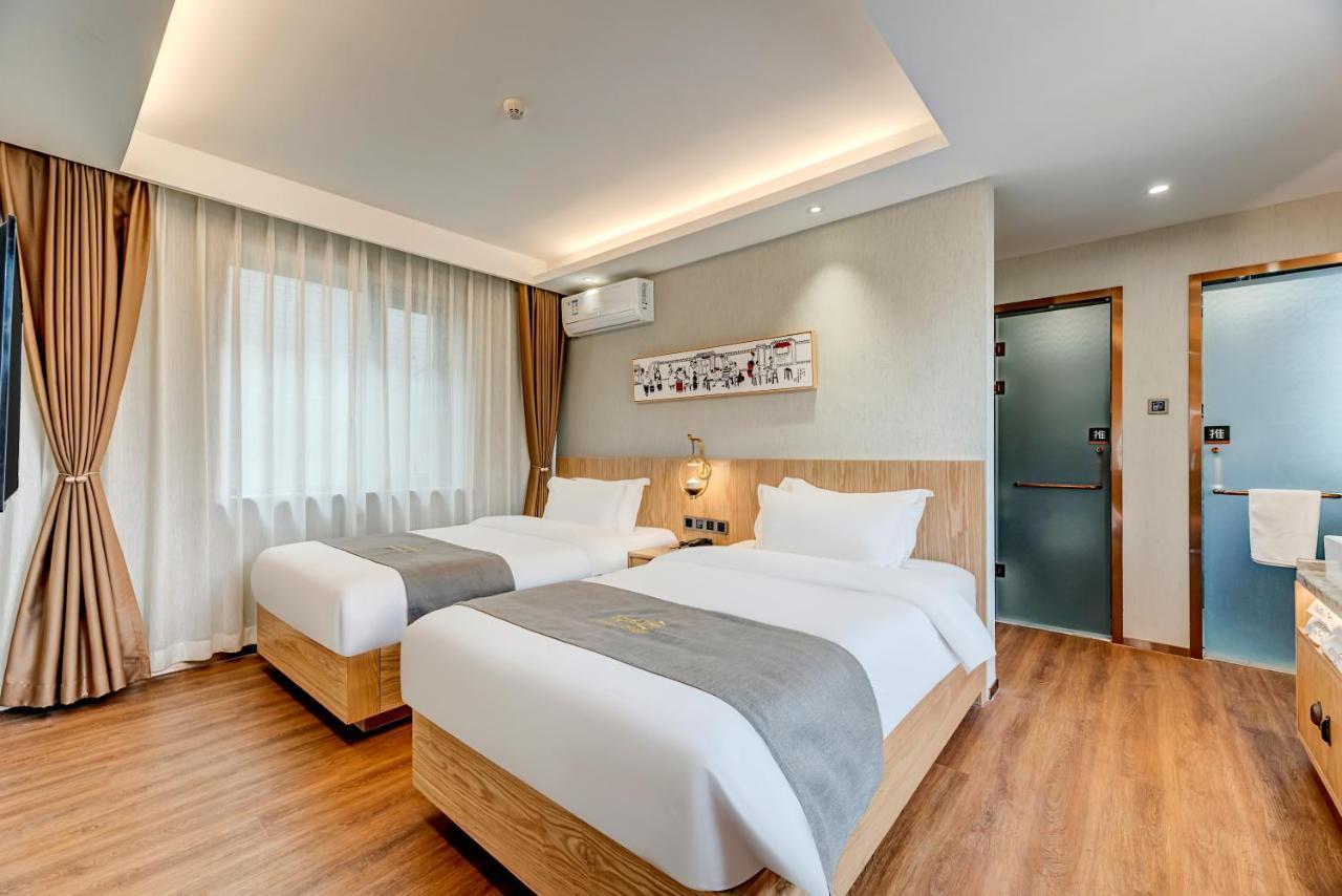 Happy Dragon Saga Hotel With Terrace-- Free Wifi With Fluent English Speaking,Tourist Ticket Service&Food Recommendation,Near Tian'Anmen Forbidden City,Wangfujing Walking Street,Easy To Get Any Tour Sights By Metro Beijing Eksteriør billede